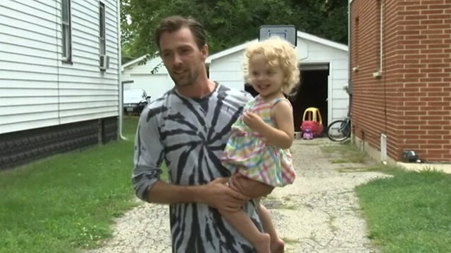 VIDEO: Kelly Davis chased down a man he says tried to kidnap his 2-year-old daughter in Chicago.