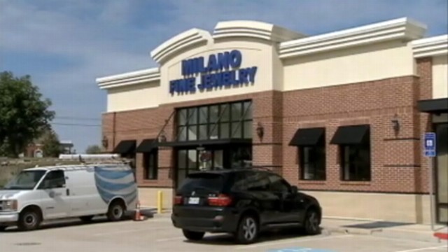 VIDEO: Georgia police are looking for more suspects linked to jewelry store robbery.