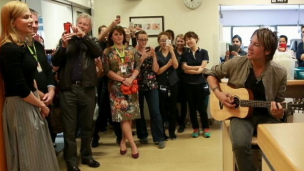 VIDEO: Surprise Visit: Nicole Kidman and Keith Urban Sing to Children