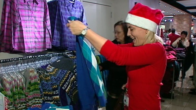 VIDEO: U.S. companies hire more than 600,000 temporary workers this holiday season.