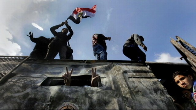 VIDEO: Army chief warns government of Egyptian President Morsi could fall.