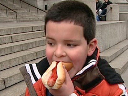 VIDEO: A leading medical group says hot dogs are a choking hazard and urges a redesign.