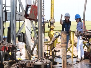 Women Flock to Oil Boom
