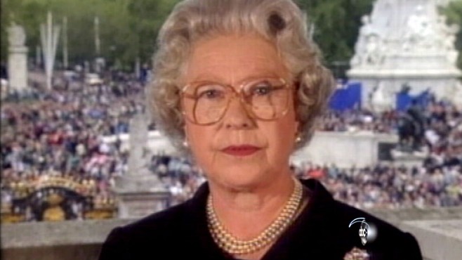 VIDEO: With all eyes on the royal wedding, the reigning monarch continues tradition.