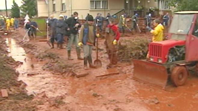 VIDEO: Alex Marquardt reports from Hungary, where a red torrent is swallowing towns.