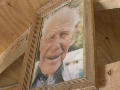 VIDEO:Frozen Grandfather Draws Crowds