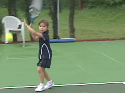 VIDEO: Could 4-year-old Mia "Kangaroo" Lines be the next big tennis star?
