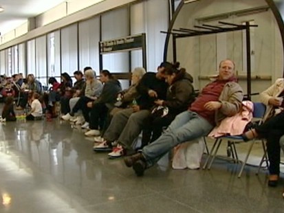 VIDEO: Despite H1N1 vaccine production being on track, many still wait on long lines.