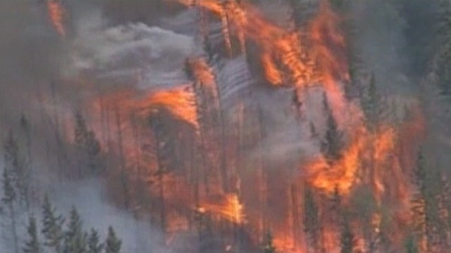 VIDEO: Nearby residents evacuate as fire threatens nuclear lab in New Mexico.