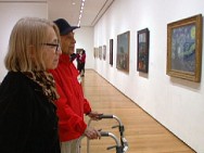 Alzheimer patient visits museum
