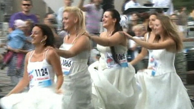 VIDEO: 50 women donned their dresses for a 150-meter dash in Belgrade.