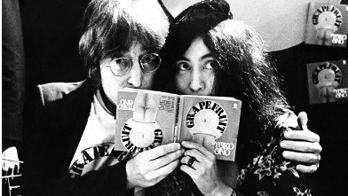 PHOTO: John Lennon and Yoko Ono in Selfridges department store, Oxford Street, London in 1971 to promote the publication of the 2nd edition of Yoko Ono's book Grapefruit.
