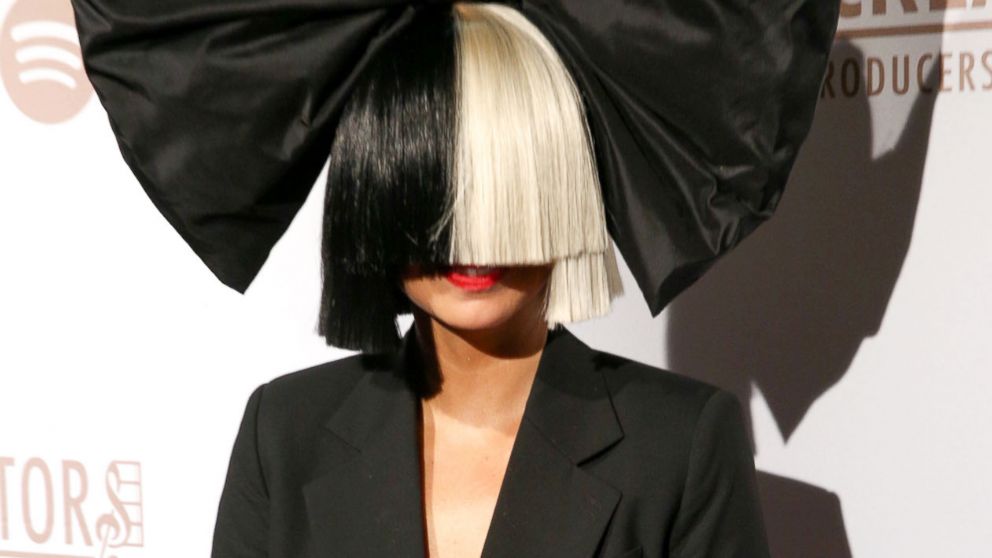 Sia's Face Accidentally Revealed During Windy Concert - ABC News