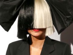 Sia's Face Accidentally Revealed During Windy Concert - ABC News