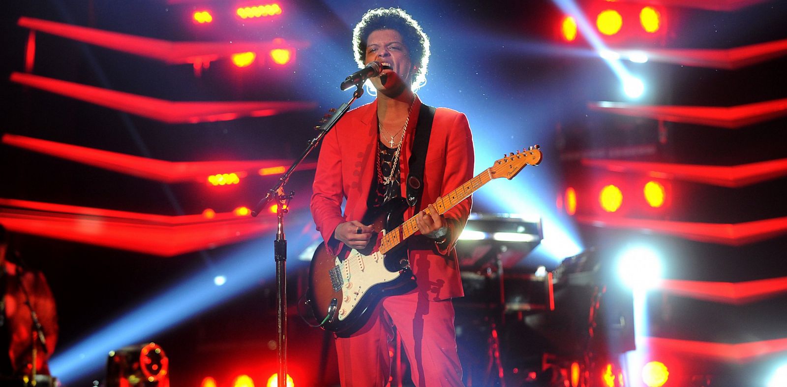 Bruno Mars Serenades Young Girl Who Lost Her Family in Car Accident ...
