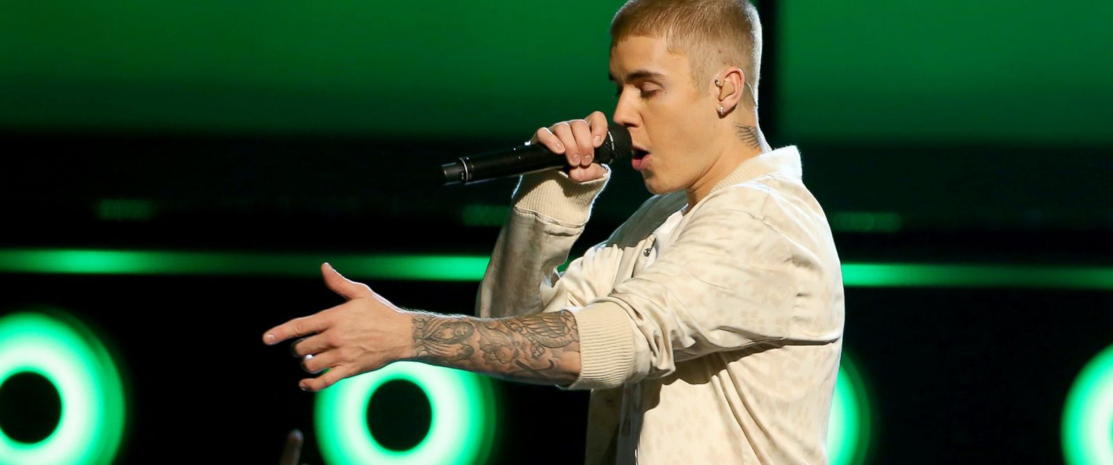 Justin Bieber Falls Onstage During Canada Concert - ABC News
