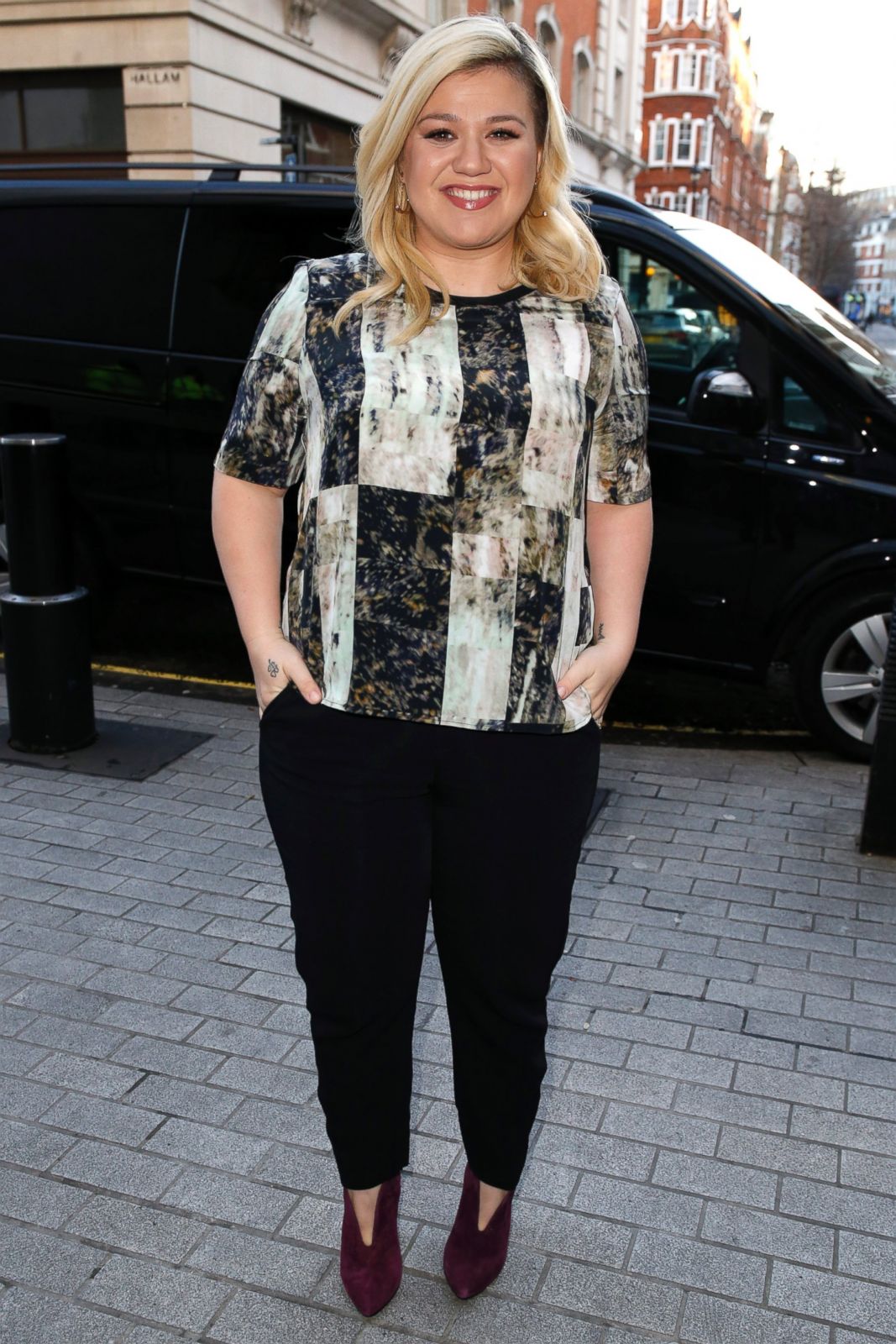 Kelly Clarkson Steps Out In London Picture | February Top Celebrity ...