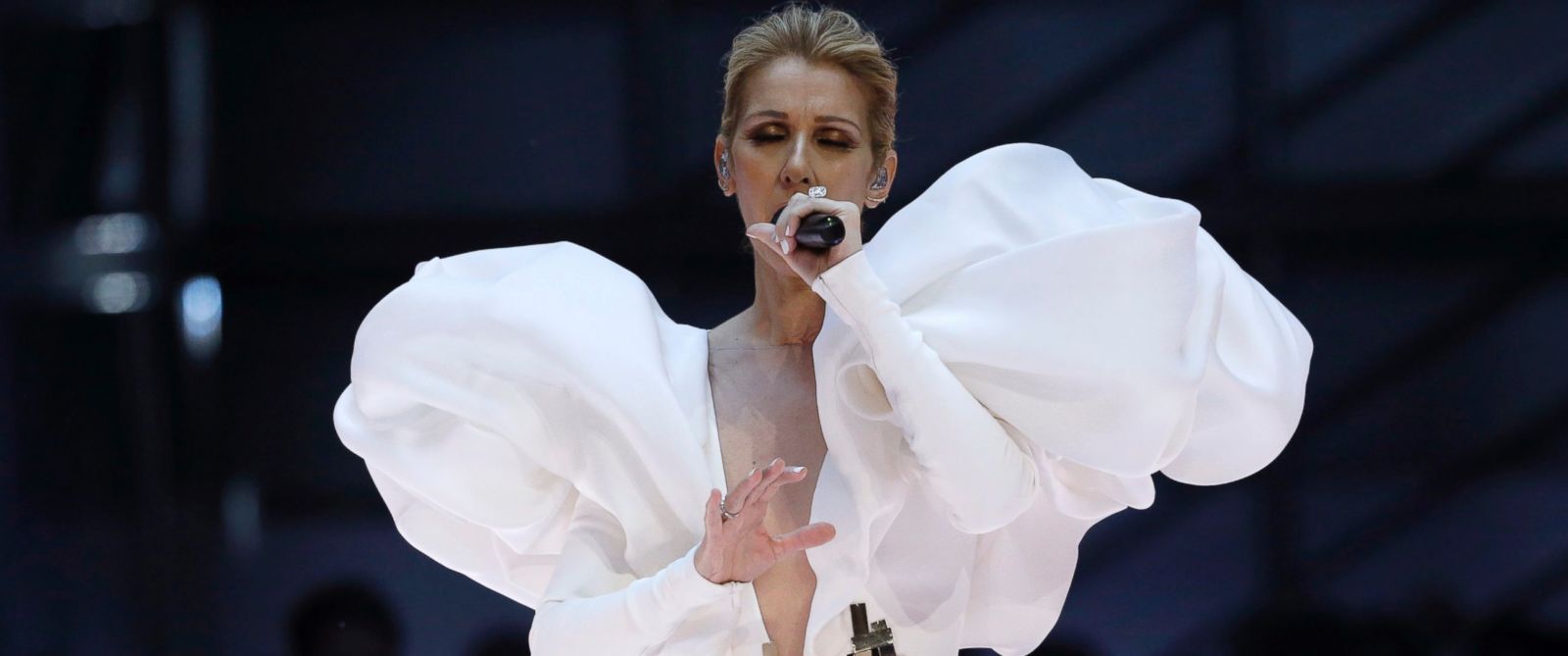 Celine Dion gives emotional performance of 'My Heart Will Go On' - ABC News