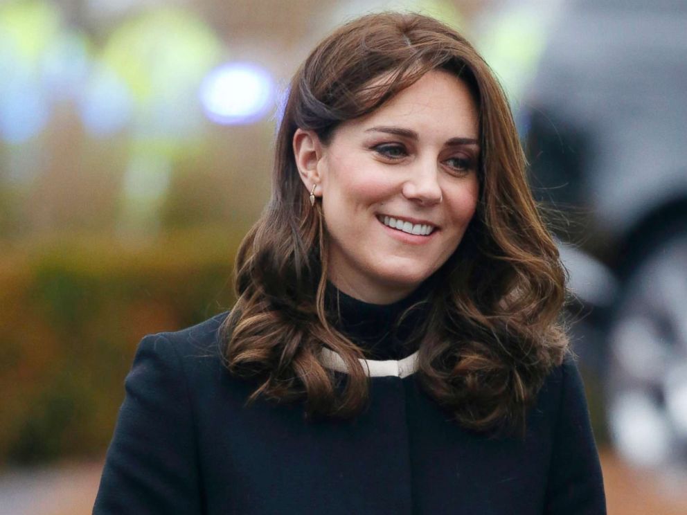 Princess Kate shows off her pregnant belly in stunning black lace dress ...