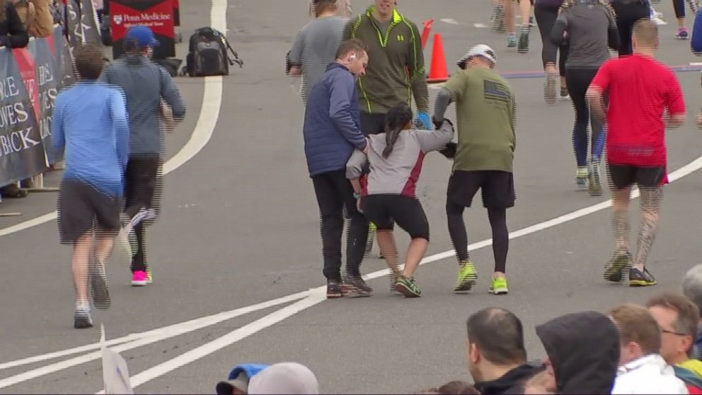 Runners help fatigued racer to half-marathon finish line - ABC News