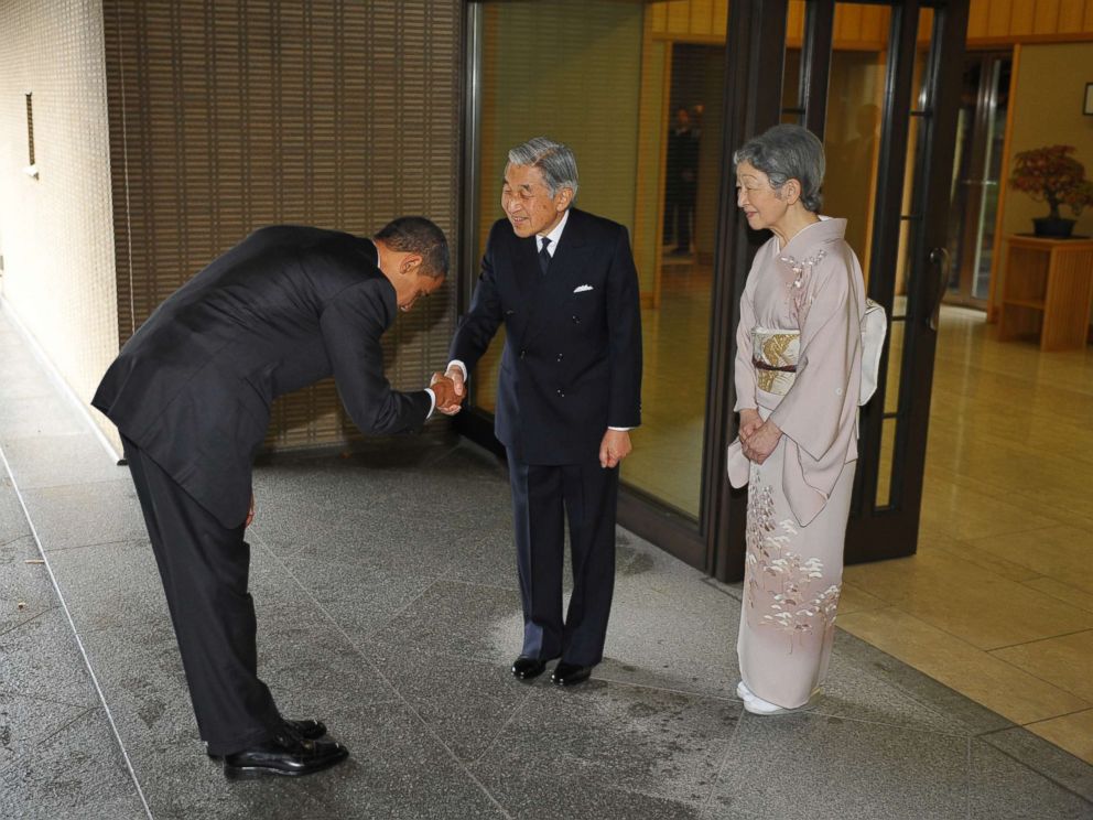 PHOTO: President Barack Obama (L) bows as he shakes hands with Japanese Emperor Akihito (C) and as Empress Michiko (R) looks on upon Obamas arrival at the Imperial Palace in Tokyo, Nov. 14, 2009. 