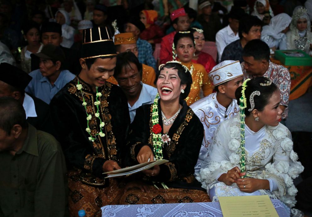 PHOTO: A bride and groom react to their marriage documents during a mass wedding held in celebration of the New Year in Jakarta, Indonesia, Dec. 31, 2017.