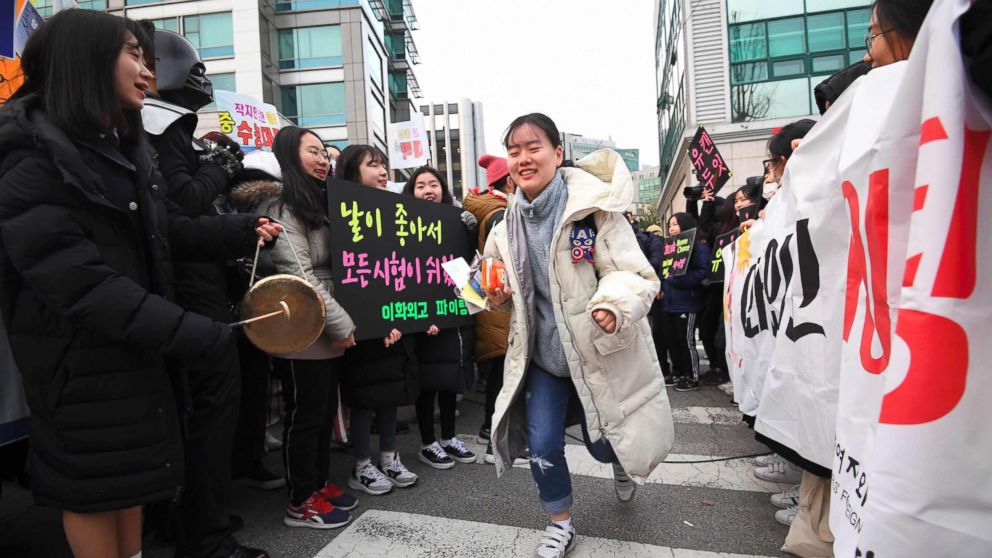 entrance exam zealand new university parents South greet praying Cheering crowds, Koreans