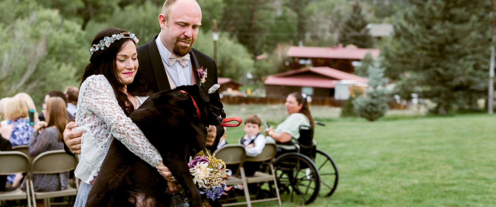 FOTO: Il 1 ° settembre, damigella d'onore Katie Lloyd effettuata Charlie Orso, 15, le sue sorelle morenti cane, lungo il corridoio durante il suo matrimonio in Buena Vista, Colorado. 