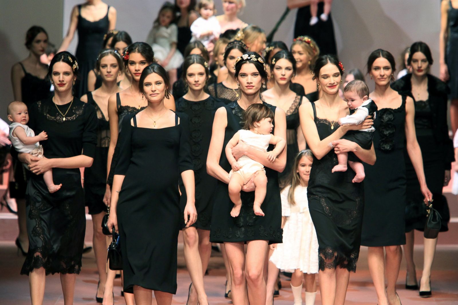 Dolce & Gabbana Celebrates Moms with Jaw-Dropping Fashion Picture | Hot ...