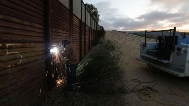 Companies chosen to build border wall prototypes 
