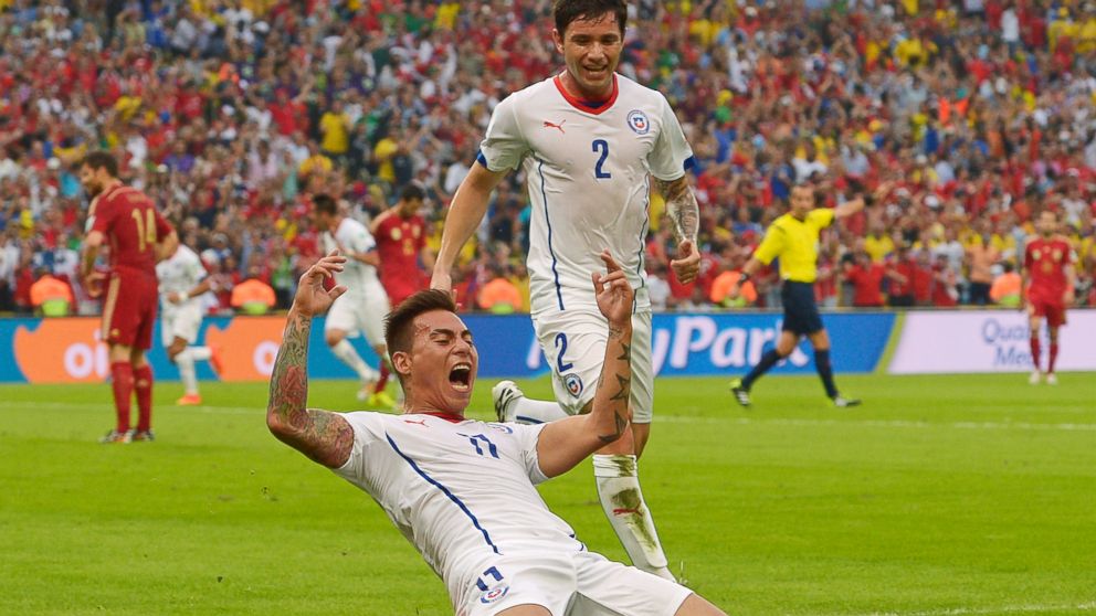 PHOTO: Chiles Eduardo Vargas celebrates after scoring the opening goal during the group B World Cup soccer match between Spain and Chile at the Maracana Stadium in Rio de Janeiro, Brazil, June 18, 2014. 
