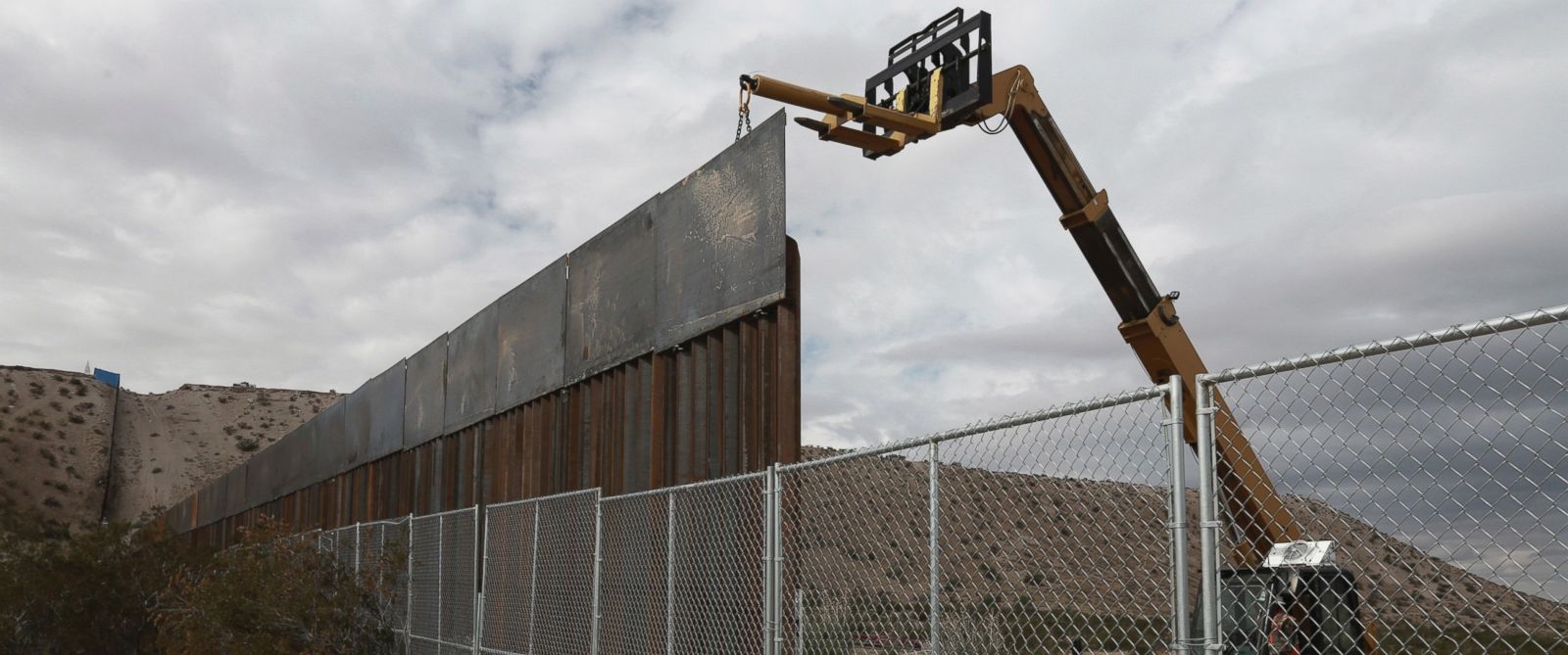 AP-Mexicop-US-Wall-MEM-170123_12x5_1600.jpg
