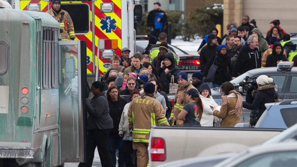 PHOTO: Mall shoppers are loaded onto shuttle buses and evacuated by police and rescue personnel after a shooting at The Mall in Columbia on Saturday, Jan. 25, 2014, in Columbia, Md. 