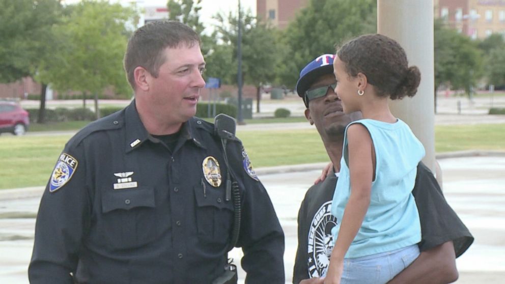 Officer Calms Girl Who Is Afraid of Police During Traffic Stop - ABC News