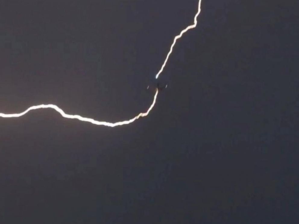 Lightning Appears to Strike 2 Planes Flying Into Sea-Tac Airport - ABC News