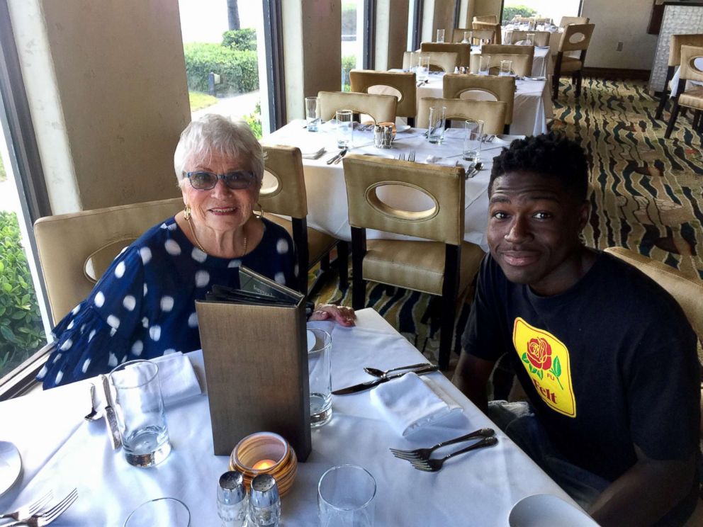 ФОТО: Роз, 81, лечил Спенсера, 22, чтобы пообедать в Charley's Crab, ресторане в Палм-Бич, штат Флорида, во время его визита, 1 декабря 2017 года.